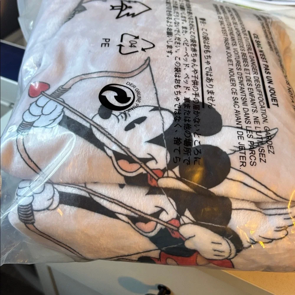 NEW Mickey & Minnie Valentine’s Throw Blanket